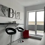 Unique Penthouse Lakeview W19 *