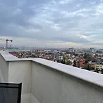 Unique Penthouse Lakeview W19 *