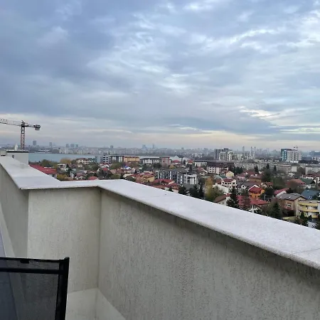 Unique Penthouse Lakeview W19 *