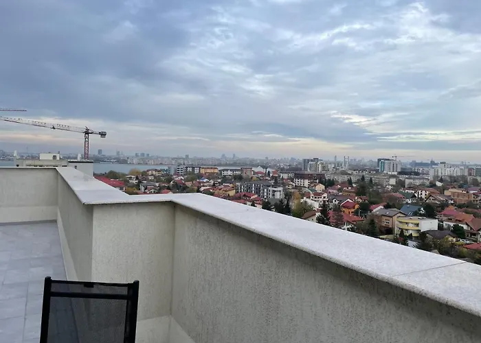 Unique Penthouse Lakeview W19 *