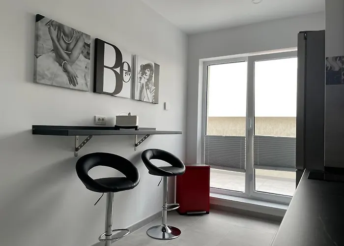 Unique Penthouse Lakeview W19 *