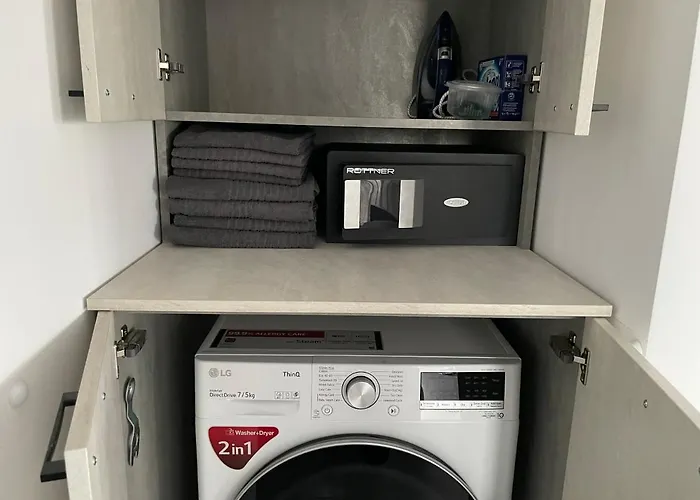 Unique Penthouse Lakeview W19 *