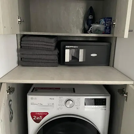 Unique Penthouse Lakeview W19 *